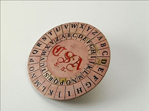 An outer and a rotatable inner disc with the English alphabet on both, used for implementing the Vigenère cipher