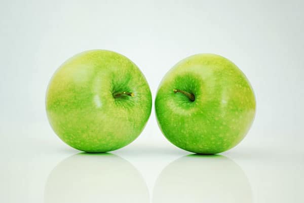 A picture of two green apples